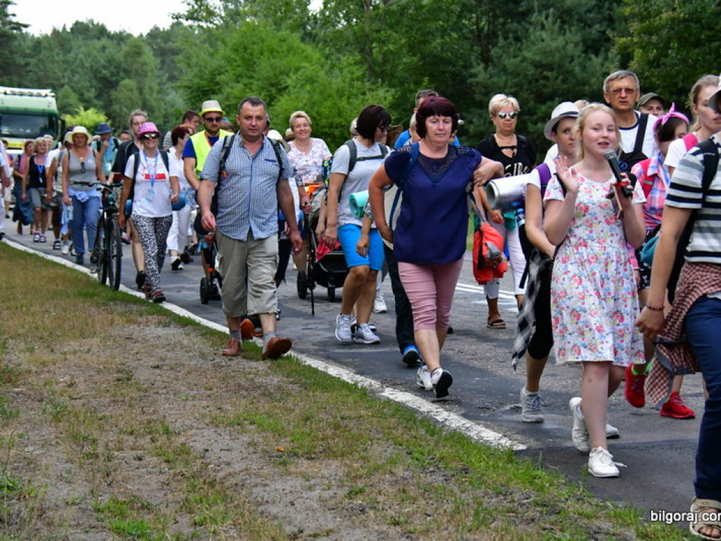 Pątnicy są już w granicach naszego Powiatu. Pielgrzymi w drodze na Jasną Górę zawitali do Józefowa i Zamchu (FOTO)
