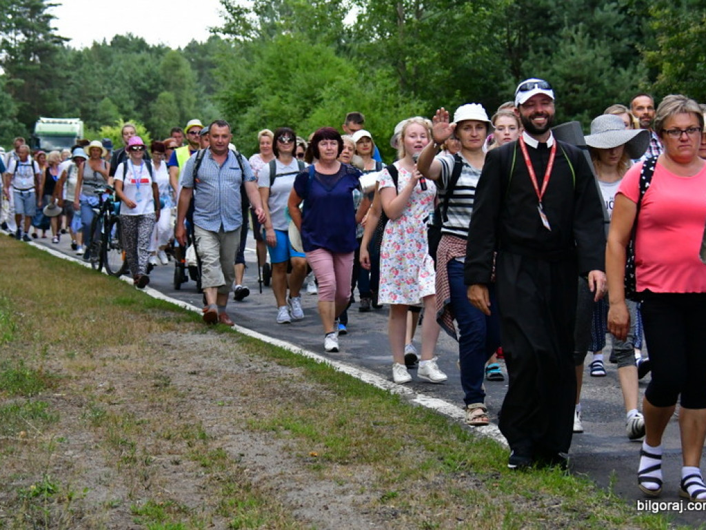 Pątnicy są już w granicach naszego Powiatu. Pielgrzymi w drodze na Jasną Górę zawitali do Józefowa i Zamchu (FOTO)