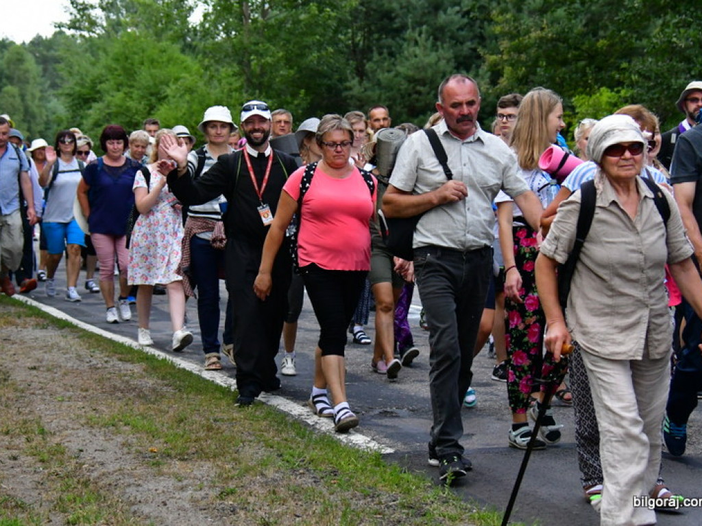 Pątnicy są już w granicach naszego Powiatu. Pielgrzymi w drodze na Jasną Górę zawitali do Józefowa i Zamchu (FOTO)