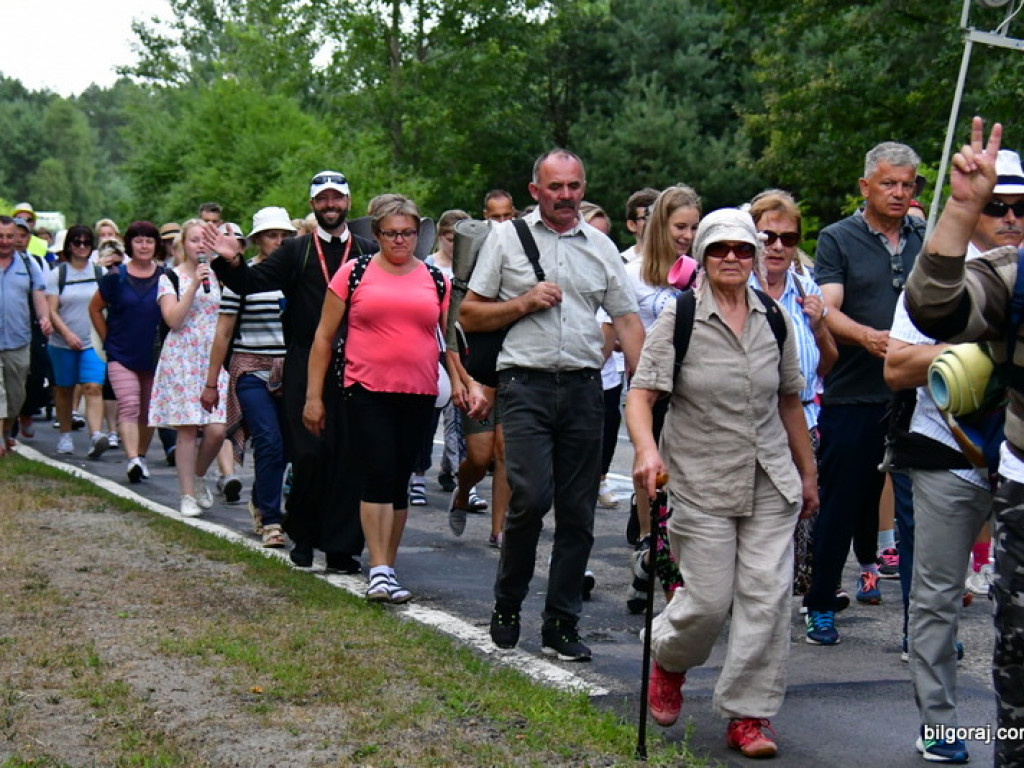 Pątnicy są już w granicach naszego Powiatu. Pielgrzymi w drodze na Jasną Górę zawitali do Józefowa i Zamchu (FOTO)