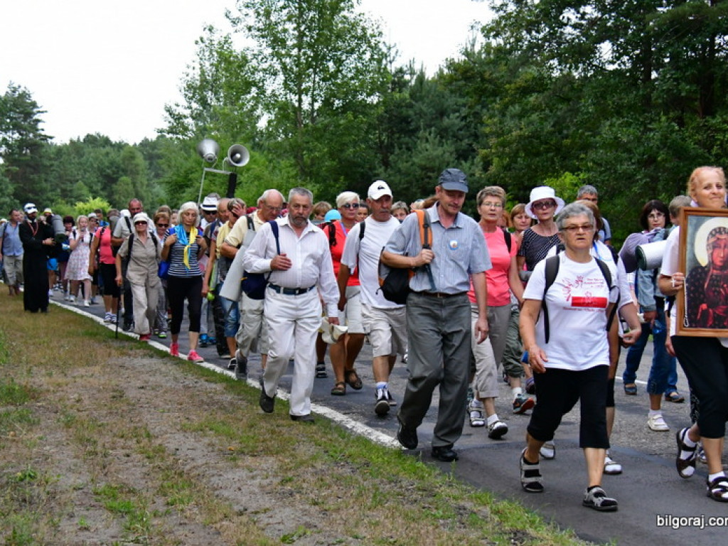 Pątnicy są już w granicach naszego Powiatu. Pielgrzymi w drodze na Jasną Górę zawitali do Józefowa i Zamchu (FOTO)