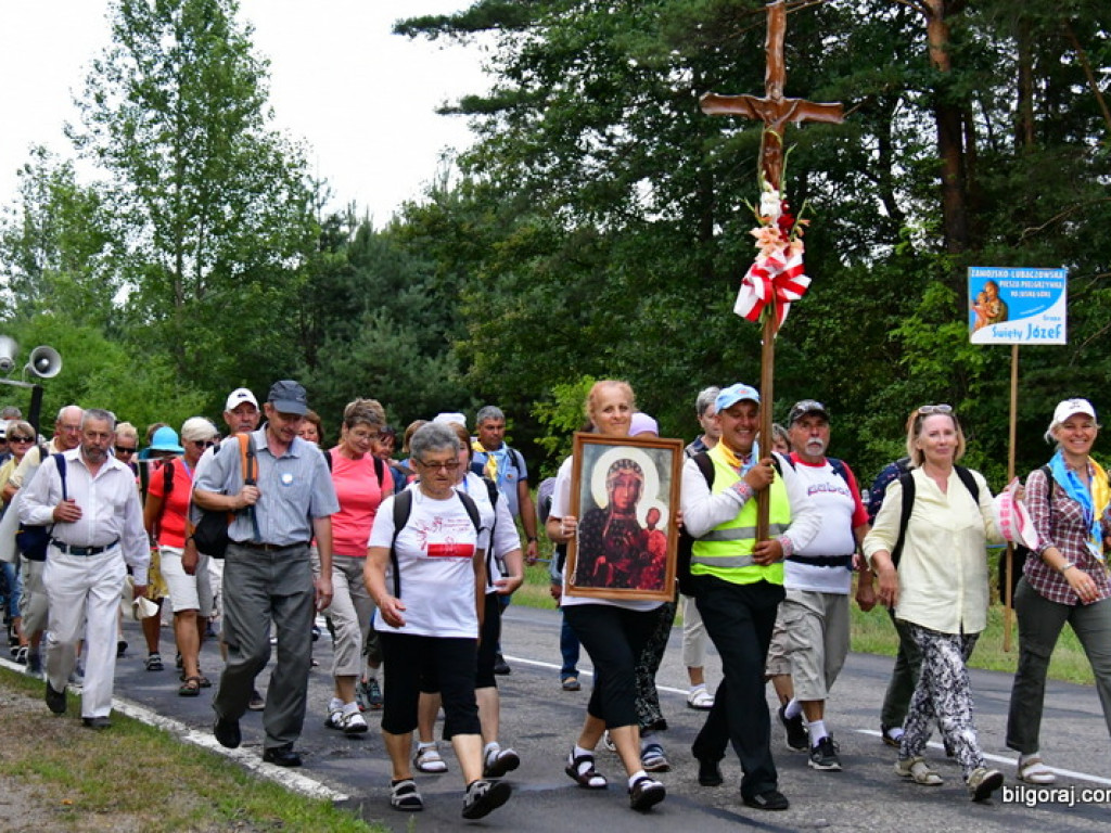 Pątnicy są już w granicach naszego Powiatu. Pielgrzymi w drodze na Jasną Górę zawitali do Józefowa i Zamchu (FOTO)