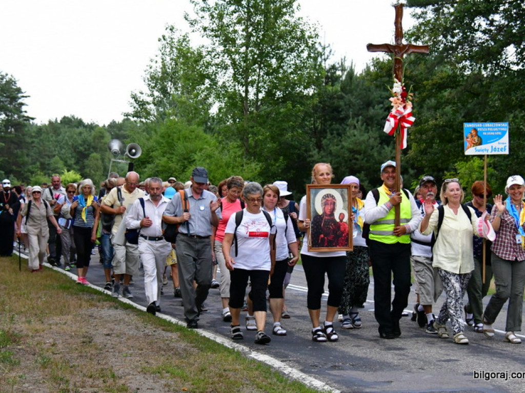 Pątnicy są już w granicach naszego Powiatu. Pielgrzymi w drodze na Jasną Górę zawitali do Józefowa i Zamchu (FOTO)