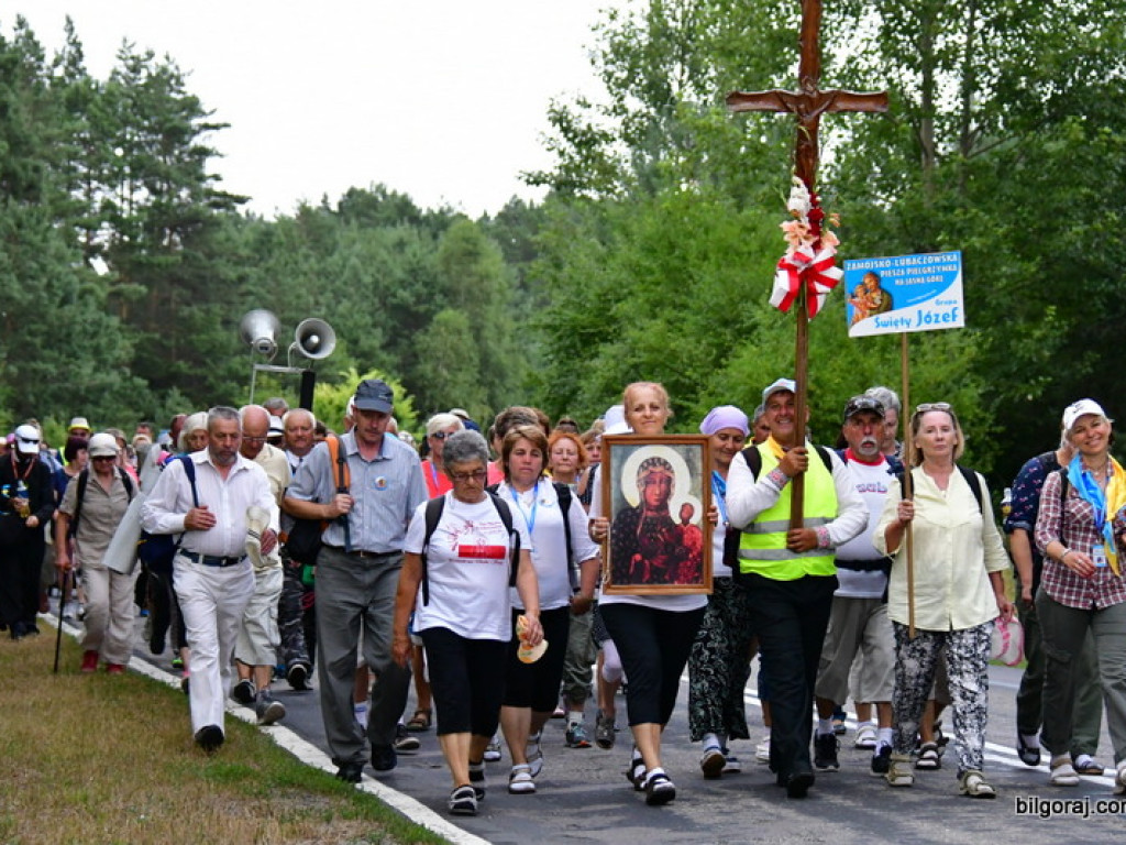 Pątnicy są już w granicach naszego Powiatu. Pielgrzymi w drodze na Jasną Górę zawitali do Józefowa i Zamchu (FOTO)