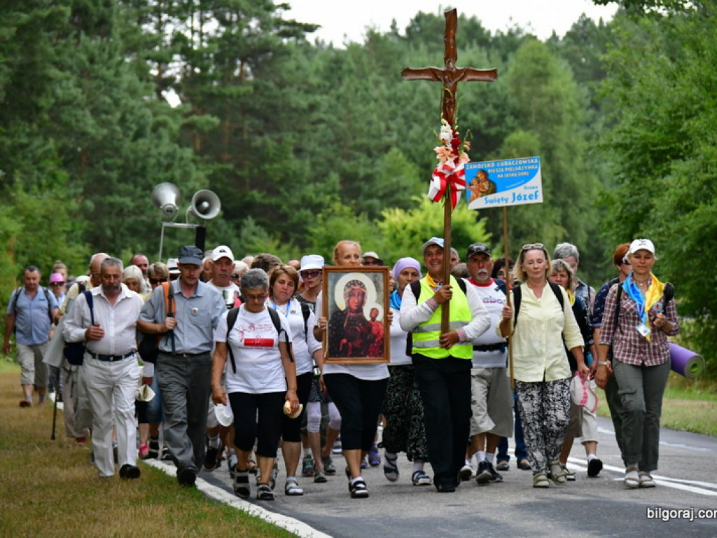 Pątnicy są już w granicach naszego Powiatu. Pielgrzymi w drodze na Jasną Górę zawitali do Józefowa i Zamchu (FOTO)