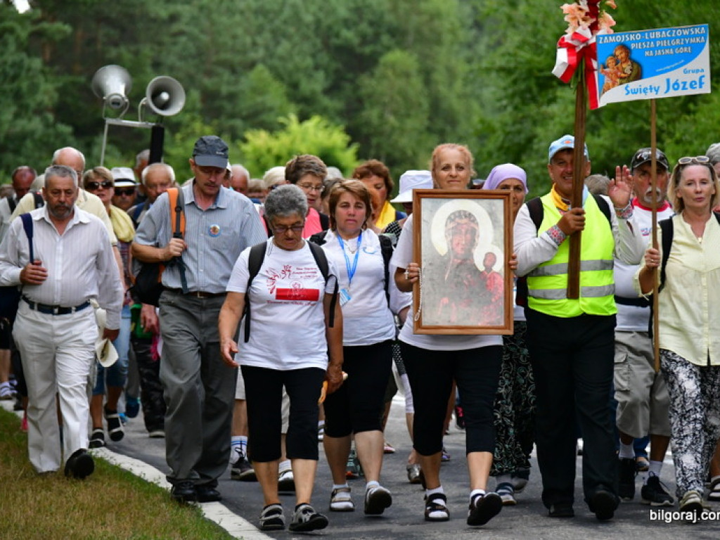Pątnicy są już w granicach naszego Powiatu. Pielgrzymi w drodze na Jasną Górę zawitali do Józefowa i Zamchu (FOTO)
