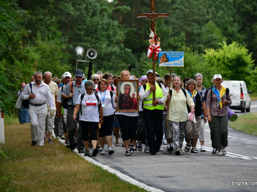 Pątnicy są już w granicach naszego Powiatu. Pielgrzymi w drodze na Jasną Górę zawitali do Józefowa i Zamchu (FOTO)