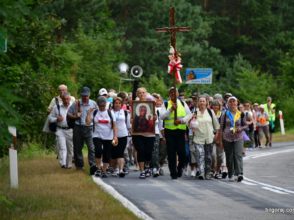 Pątnicy są już w granicach naszego Powiatu. Pielgrzymi w drodze na Jasną Górę zawitali do Józefowa i Zamchu (FOTO)