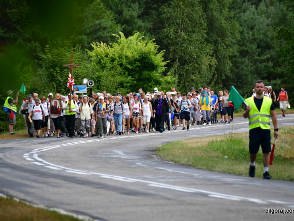 Pątnicy są już w granicach naszego Powiatu. Pielgrzymi w drodze na Jasną Górę zawitali do Józefowa i Zamchu (FOTO)