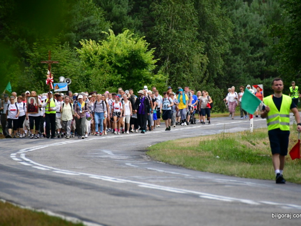 Pątnicy są już w granicach naszego Powiatu. Pielgrzymi w drodze na Jasną Górę zawitali do Józefowa i Zamchu (FOTO)