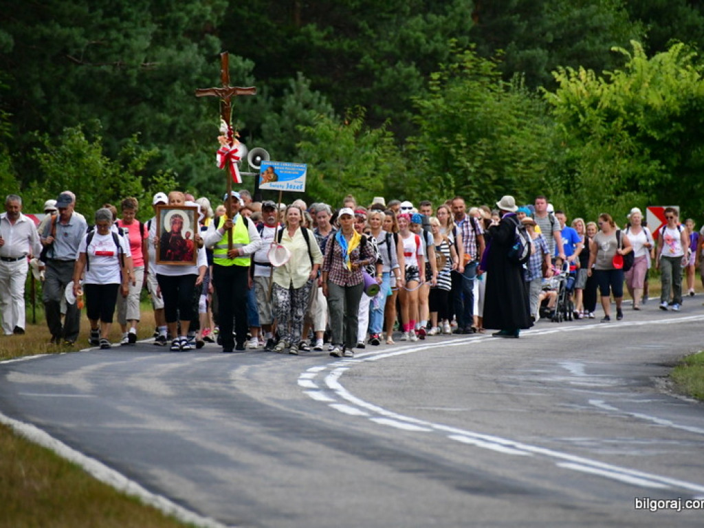 Pątnicy są już w granicach naszego Powiatu. Pielgrzymi w drodze na Jasną Górę zawitali do Józefowa i Zamchu (FOTO)