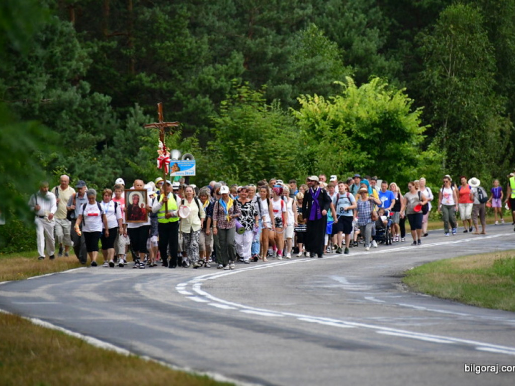 Pątnicy są już w granicach naszego Powiatu. Pielgrzymi w drodze na Jasną Górę zawitali do Józefowa i Zamchu (FOTO)