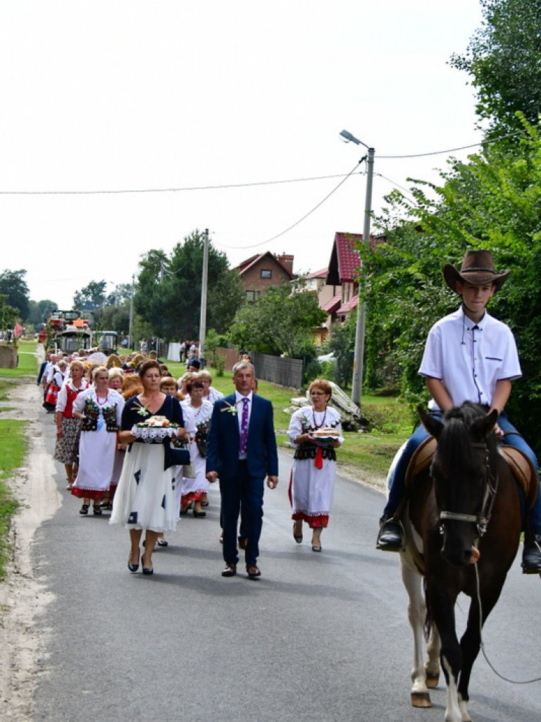 Dożynki w Gminie Tarnogród. Rolnicy świętowali w Luchowie Górnym (FOTO)