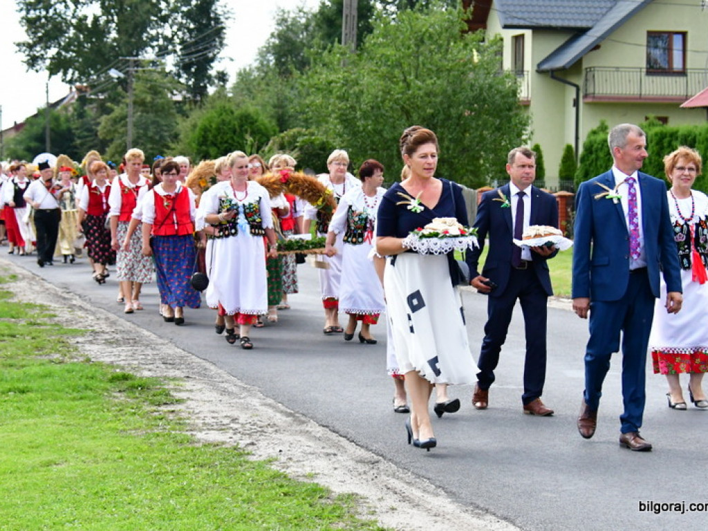 Dożynki w Gminie Tarnogród. Rolnicy świętowali w Luchowie Górnym (FOTO)