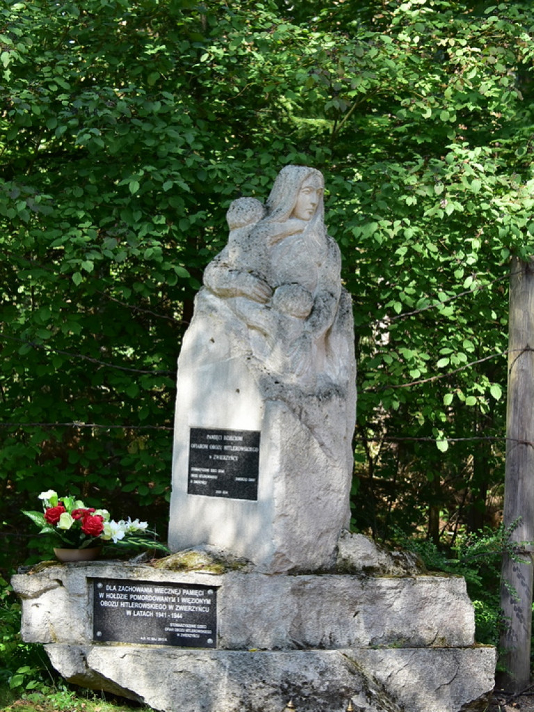 76. rocznica likwidacji obozu przejściowego w Zwierzyńcu, miejsca gdzie trafiali wysiedleni mieszkańcy Biłgorajszczyzny (FOTO)