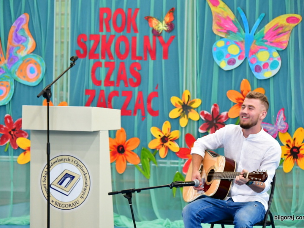 W szkołach powiatu biłgorajskiego zainaugurowano nowy rok szkolny (FOTO)