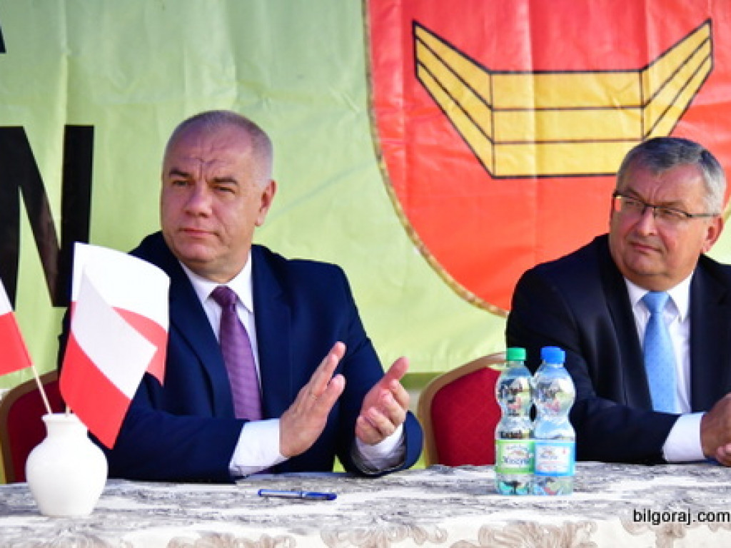 Samorządowcy odebrali symboliczne czeki na inwestycje drogowe (FOTO)
