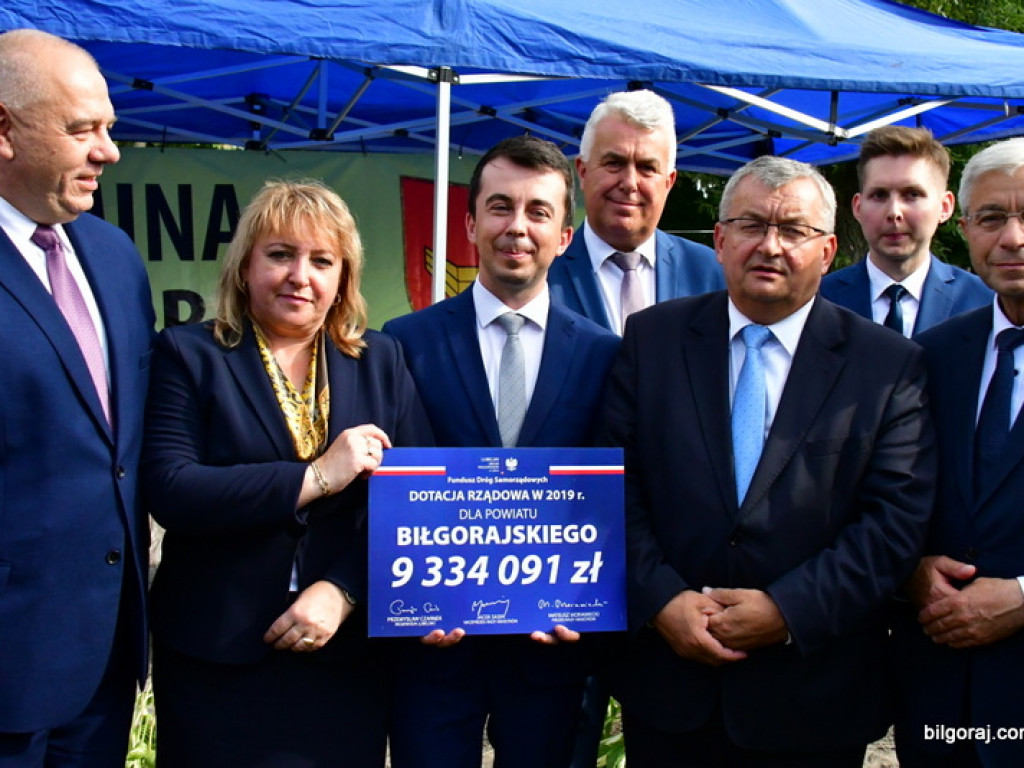 Samorządowcy odebrali symboliczne czeki na inwestycje drogowe (FOTO)