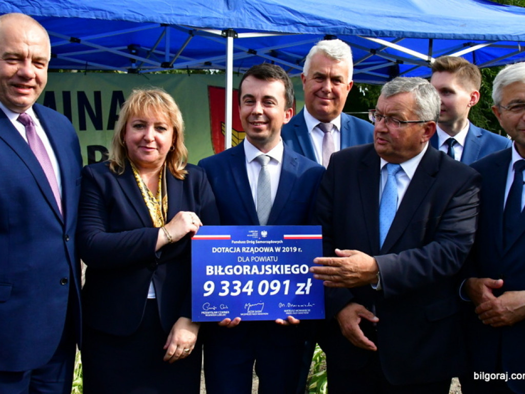 Samorządowcy odebrali symboliczne czeki na inwestycje drogowe (FOTO)