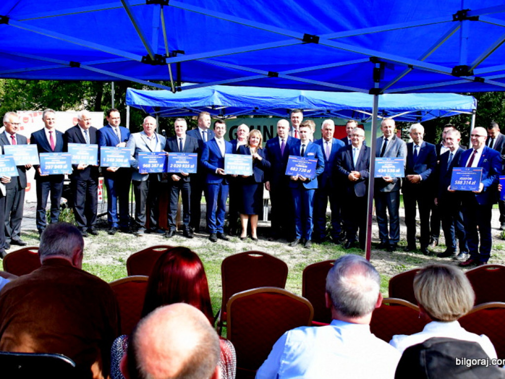 Samorządowcy odebrali symboliczne czeki na inwestycje drogowe (FOTO)