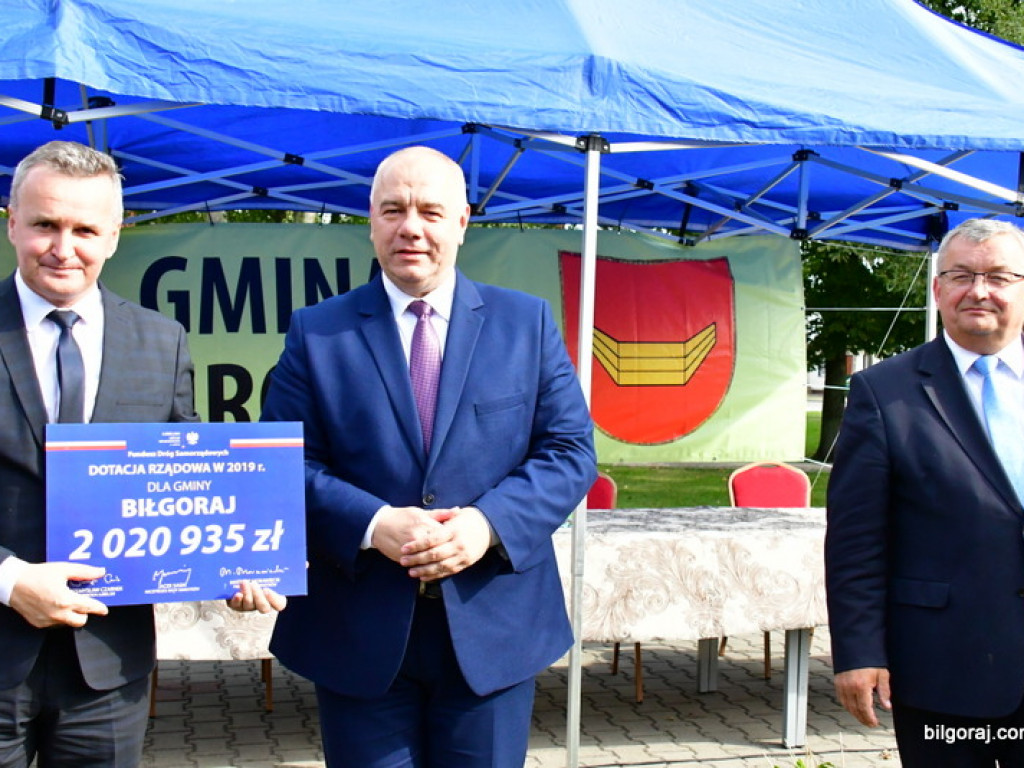 Samorządowcy odebrali symboliczne czeki na inwestycje drogowe (FOTO)