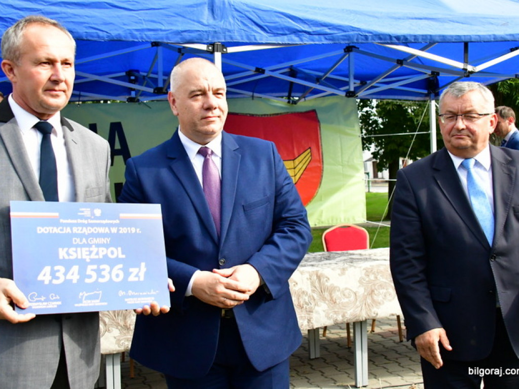 Samorządowcy odebrali symboliczne czeki na inwestycje drogowe (FOTO)