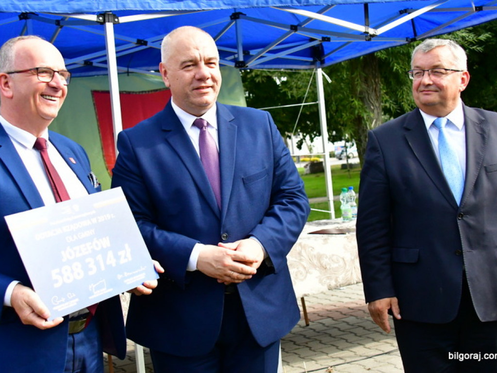 Samorządowcy odebrali symboliczne czeki na inwestycje drogowe (FOTO)