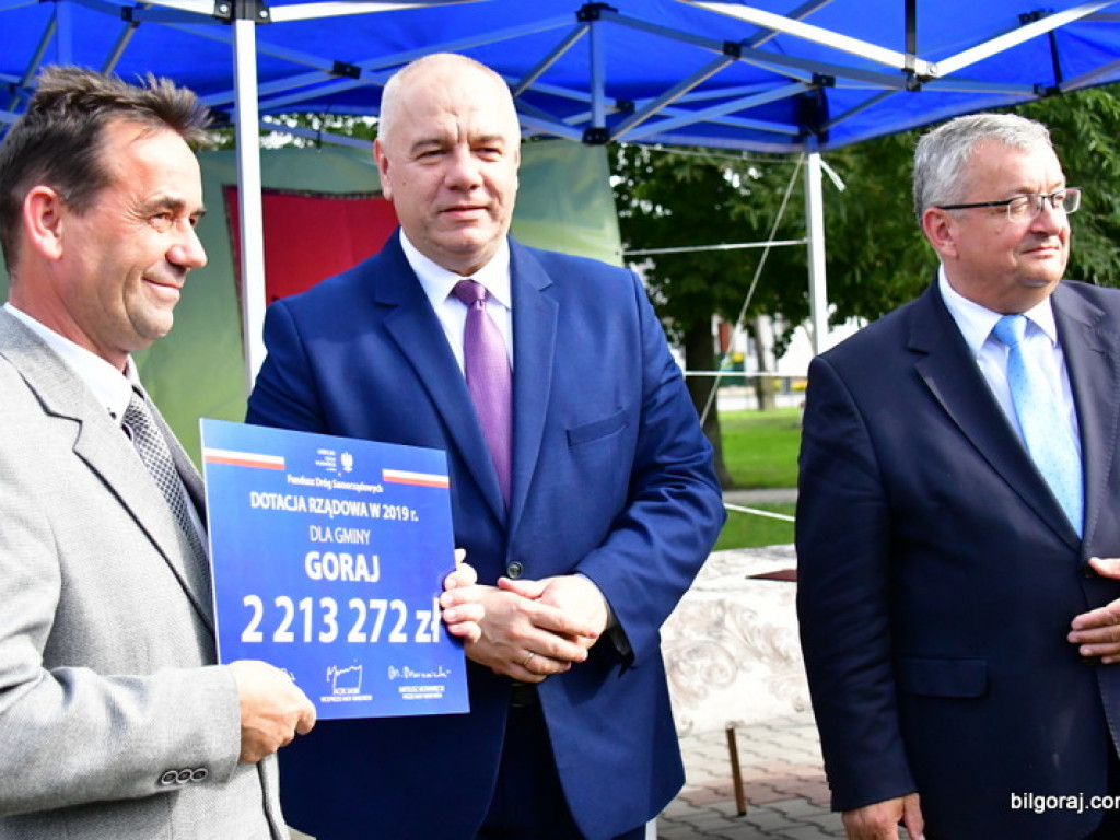 Samorządowcy odebrali symboliczne czeki na inwestycje drogowe (FOTO)