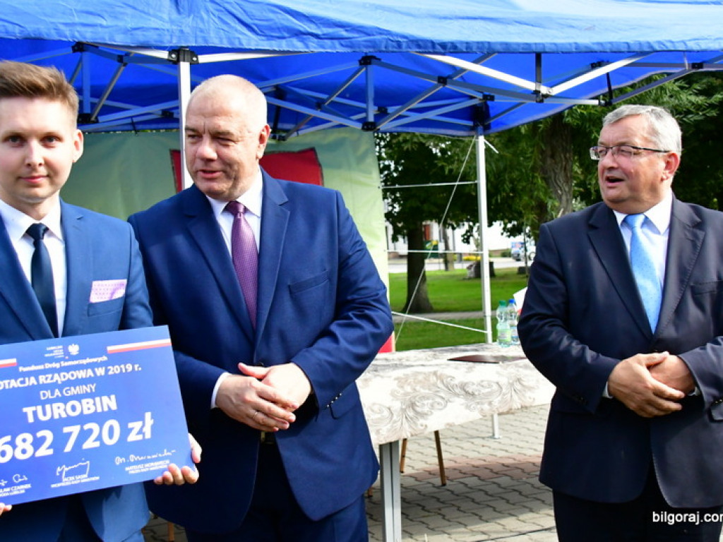 Samorządowcy odebrali symboliczne czeki na inwestycje drogowe (FOTO)