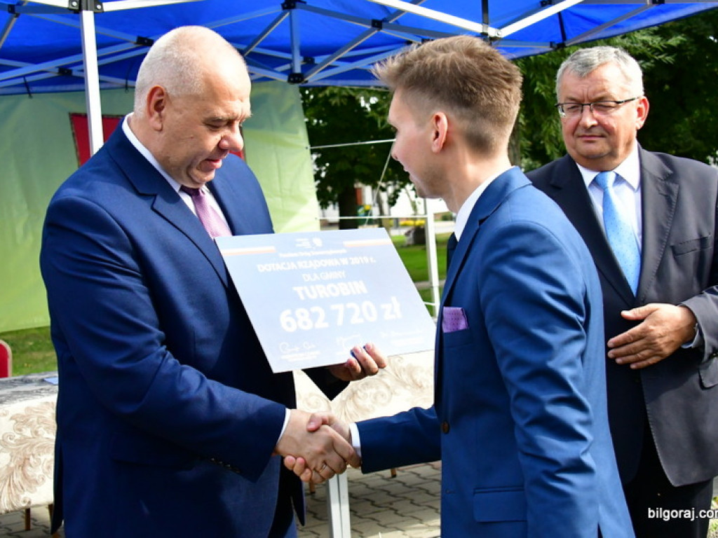 Samorządowcy odebrali symboliczne czeki na inwestycje drogowe (FOTO)