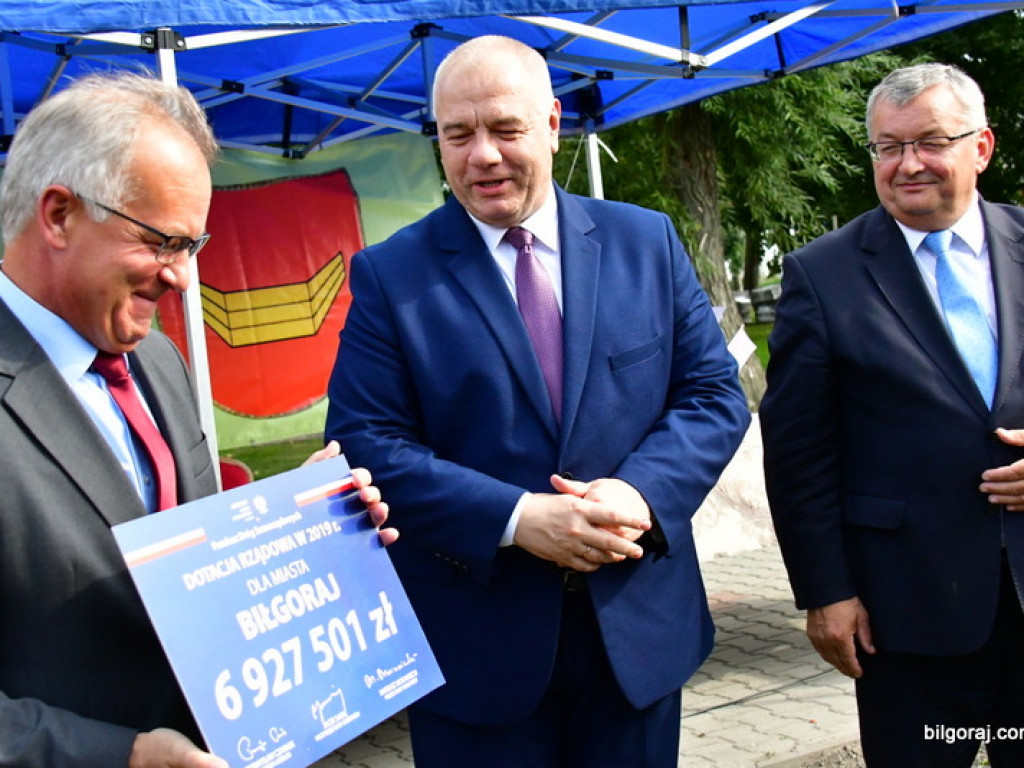 Samorządowcy odebrali symboliczne czeki na inwestycje drogowe (FOTO)