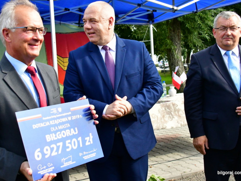 Samorządowcy odebrali symboliczne czeki na inwestycje drogowe (FOTO)