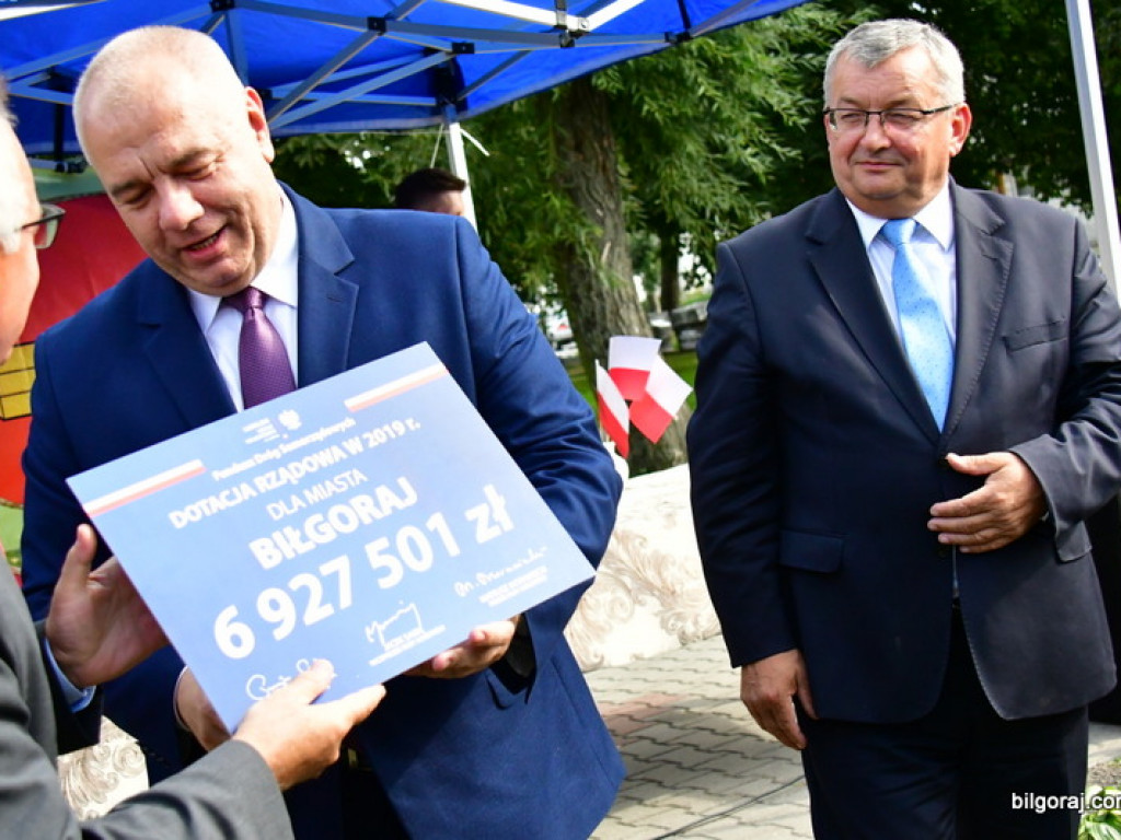 Samorządowcy odebrali symboliczne czeki na inwestycje drogowe (FOTO)