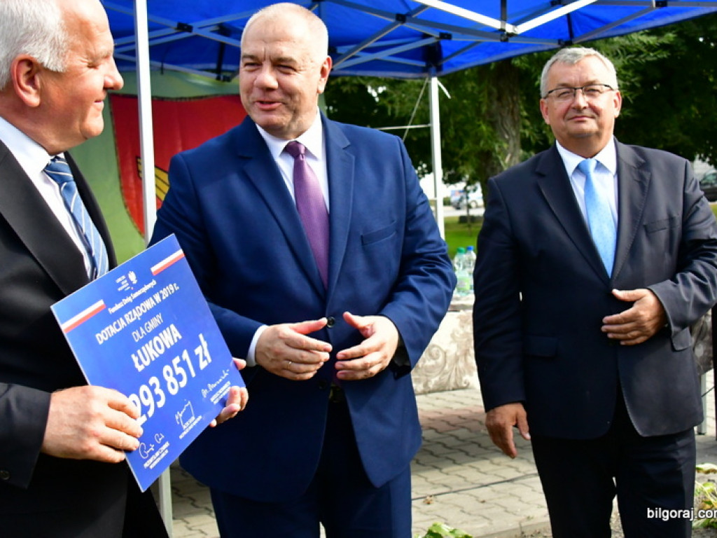 Samorządowcy odebrali symboliczne czeki na inwestycje drogowe (FOTO)