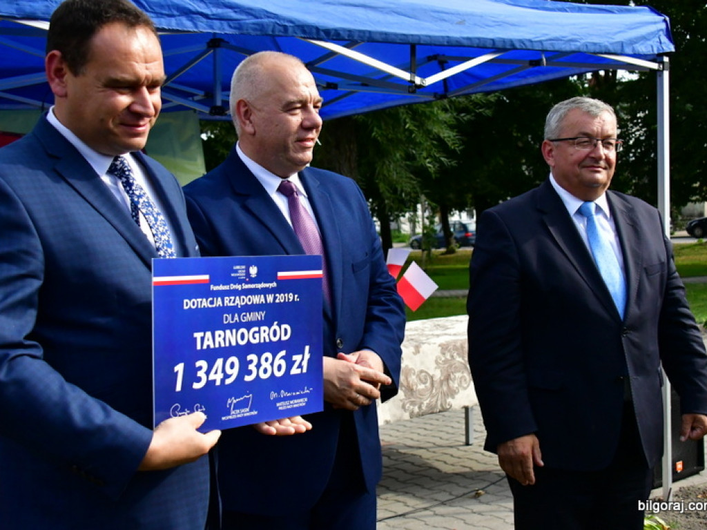 Samorządowcy odebrali symboliczne czeki na inwestycje drogowe (FOTO)