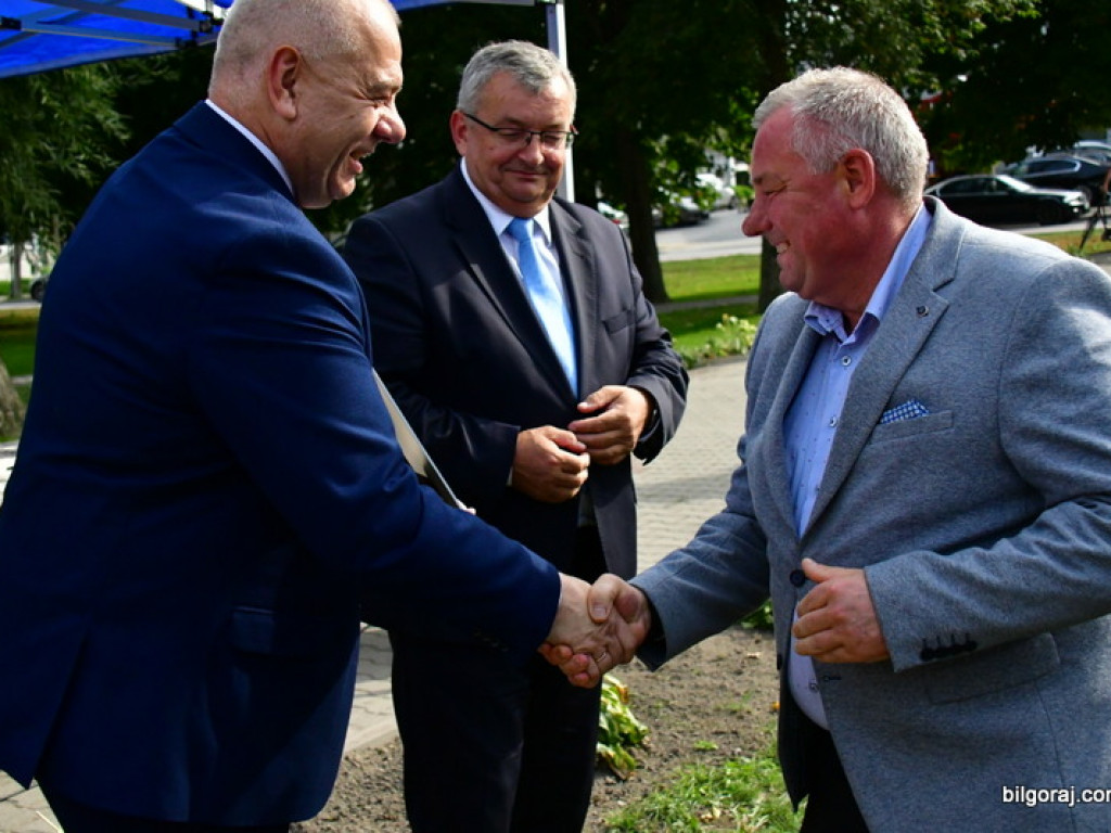 Samorządowcy odebrali symboliczne czeki na inwestycje drogowe (FOTO)