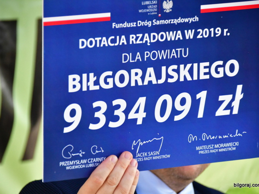 Samorządowcy odebrali symboliczne czeki na inwestycje drogowe (FOTO)