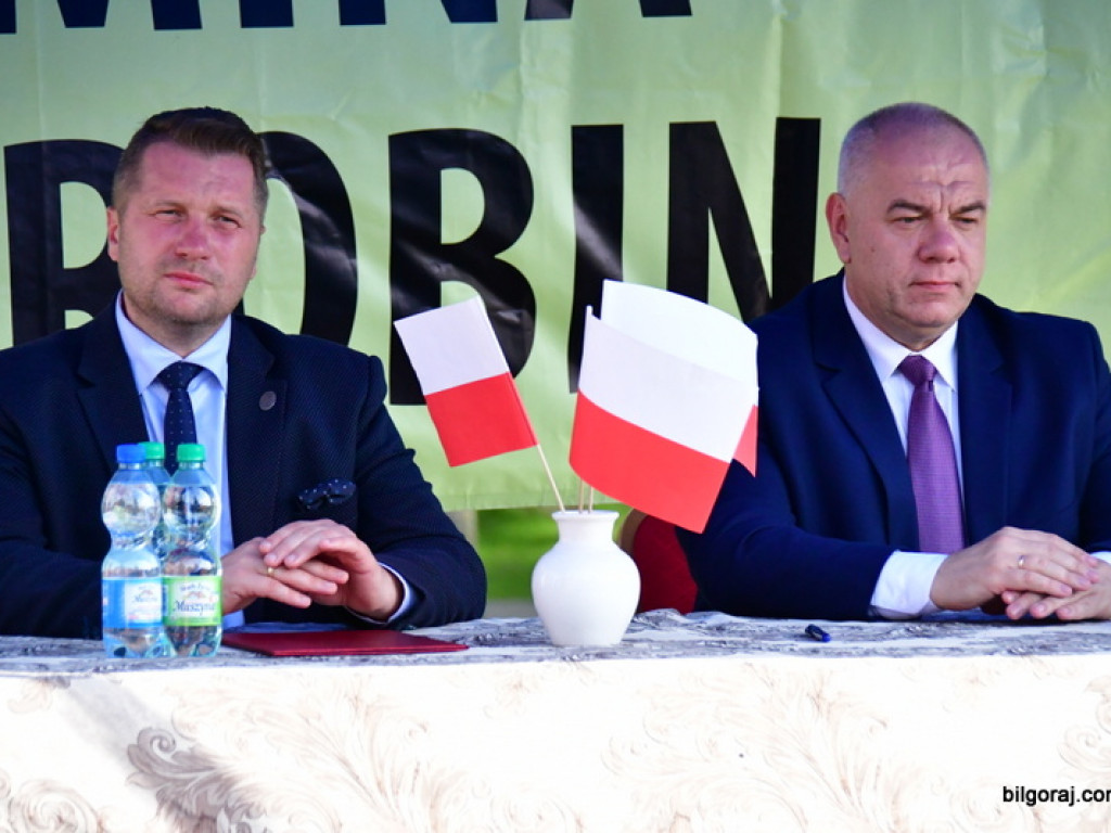 Samorządowcy odebrali symboliczne czeki na inwestycje drogowe (FOTO)