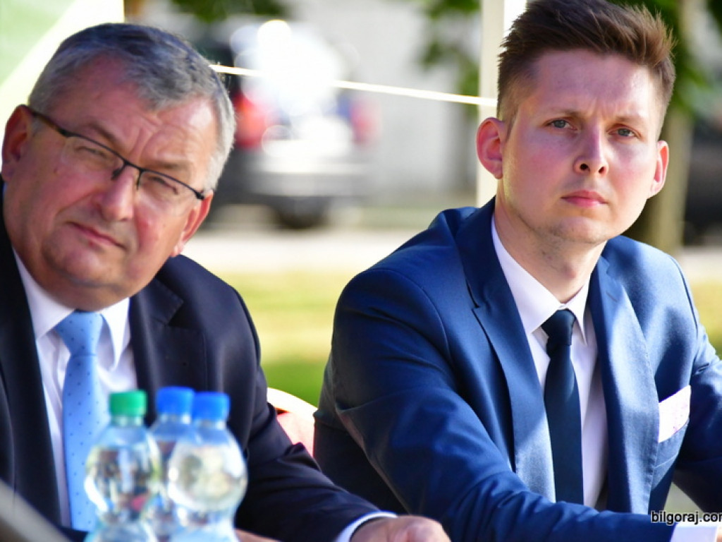 Samorządowcy odebrali symboliczne czeki na inwestycje drogowe (FOTO)
