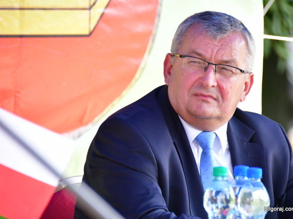 Samorządowcy odebrali symboliczne czeki na inwestycje drogowe (FOTO)