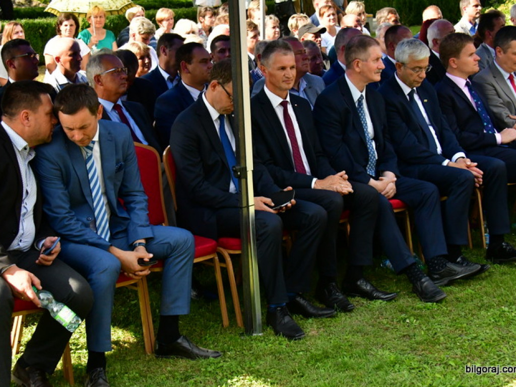 Samorządowcy odebrali symboliczne czeki na inwestycje drogowe (FOTO)