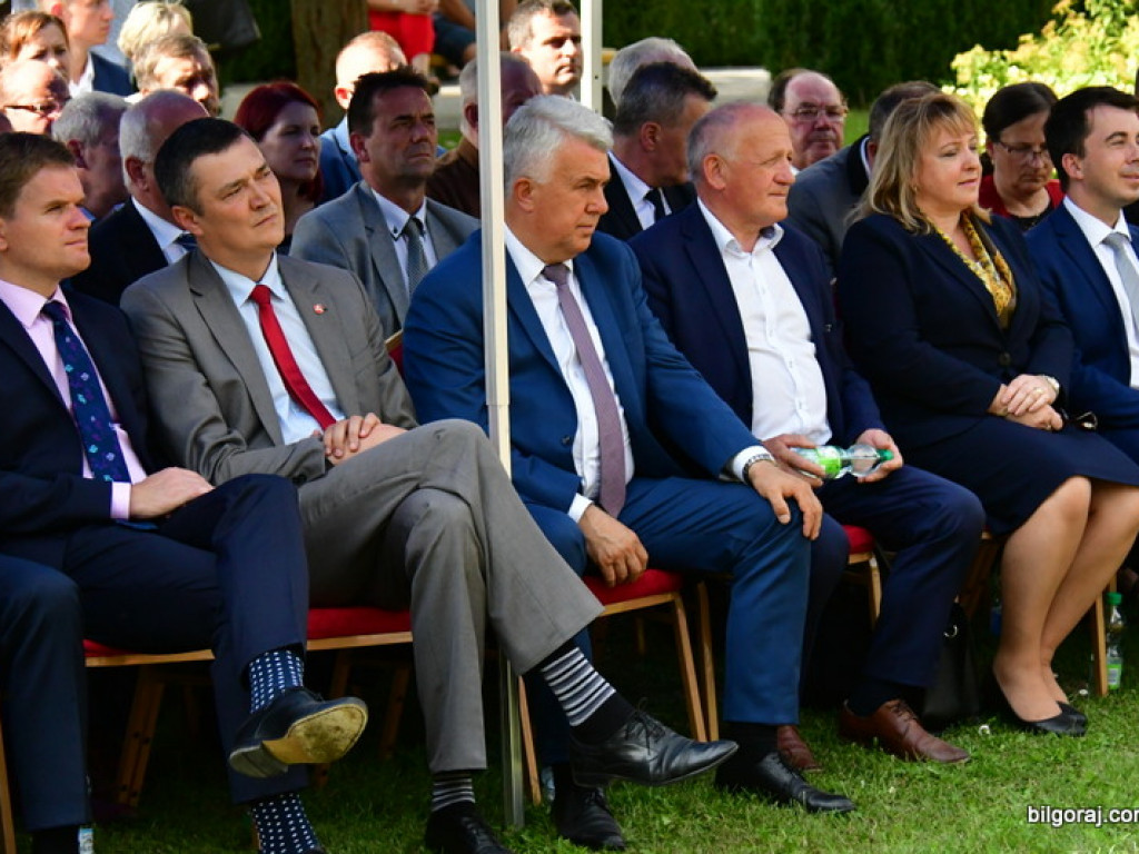 Samorządowcy odebrali symboliczne czeki na inwestycje drogowe (FOTO)