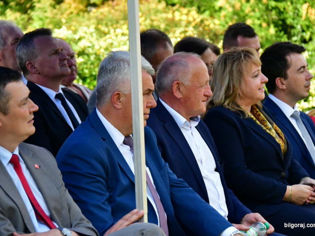 Samorządowcy odebrali symboliczne czeki na inwestycje drogowe (FOTO)