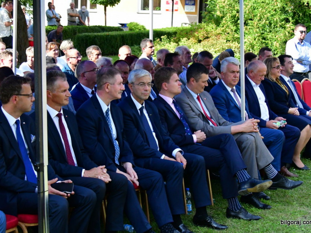 Samorządowcy odebrali symboliczne czeki na inwestycje drogowe (FOTO)
