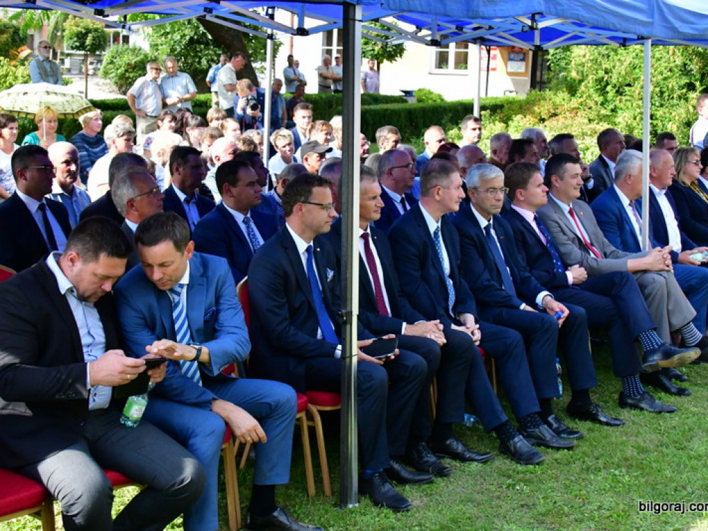 Samorządowcy odebrali symboliczne czeki na inwestycje drogowe (FOTO)