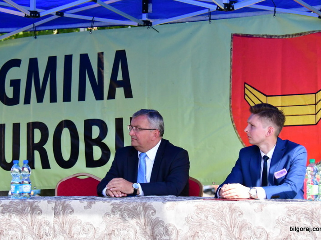 Samorządowcy odebrali symboliczne czeki na inwestycje drogowe (FOTO)