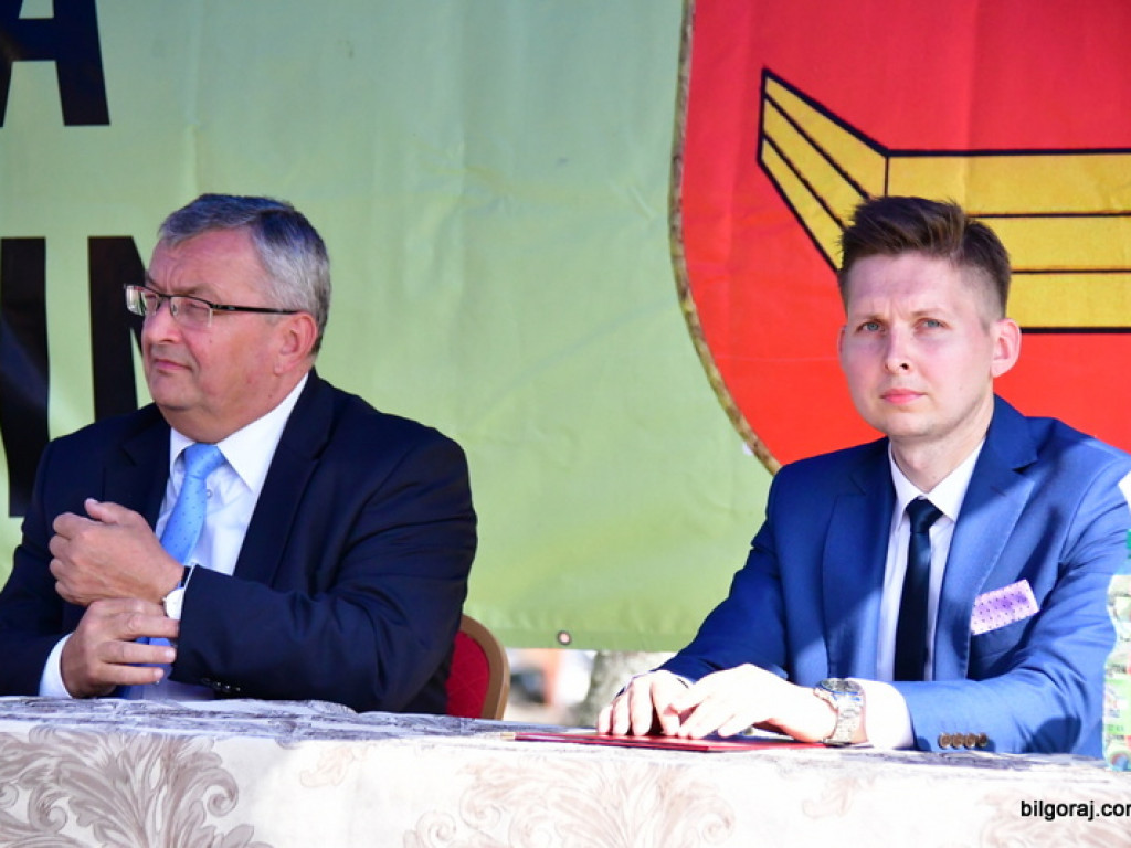 Samorządowcy odebrali symboliczne czeki na inwestycje drogowe (FOTO)