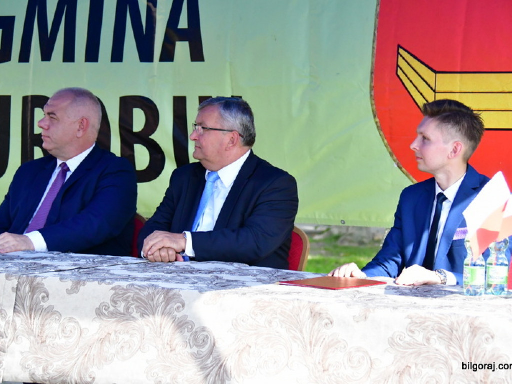 Samorządowcy odebrali symboliczne czeki na inwestycje drogowe (FOTO)