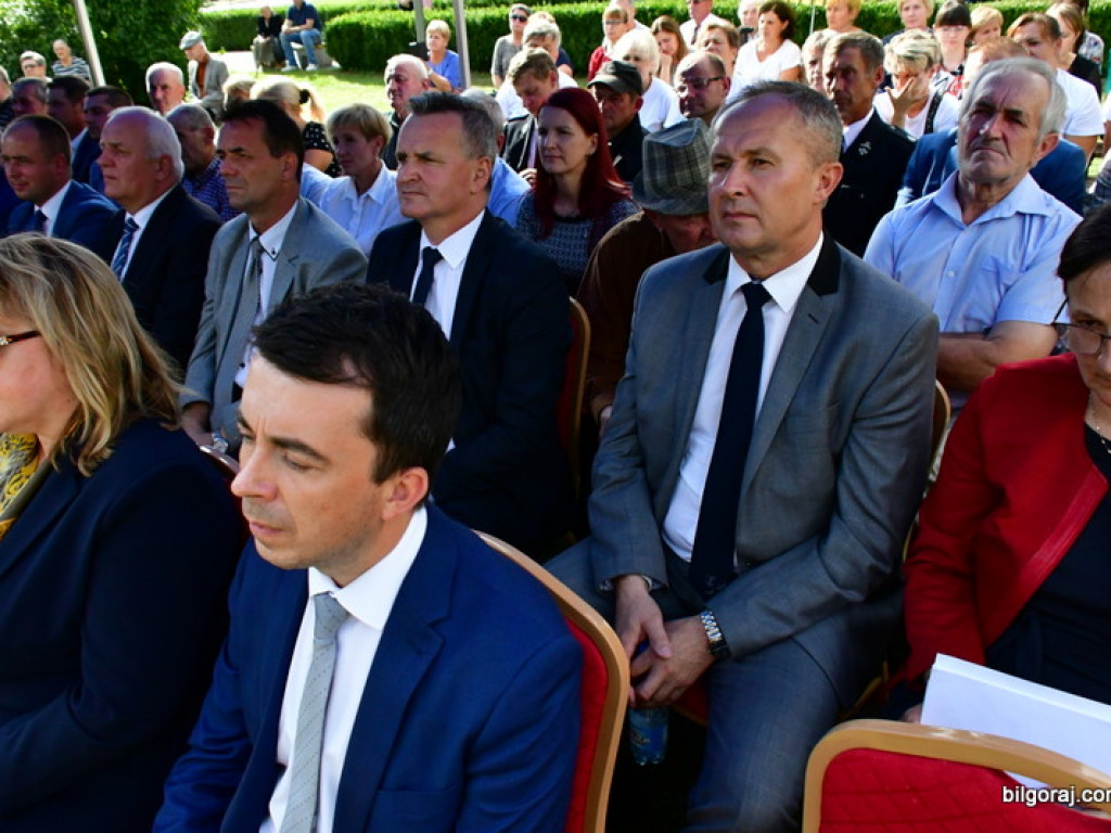 Samorządowcy odebrali symboliczne czeki na inwestycje drogowe (FOTO)