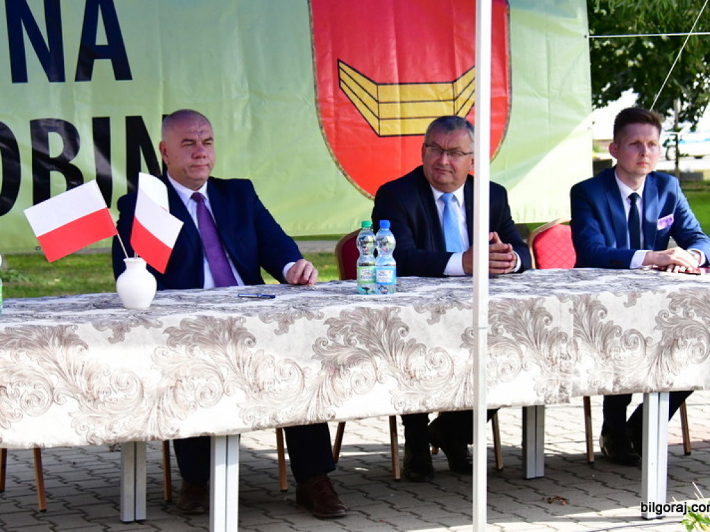 Samorządowcy odebrali symboliczne czeki na inwestycje drogowe (FOTO)